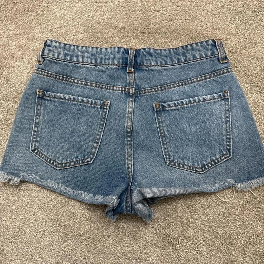 Forever 21 High Waist Button Fly Distressed Cut Off Shorts Size 28